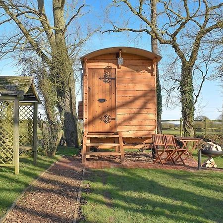 Handcrafted Shepherds Hut Apartamento Toppesfield Exterior foto