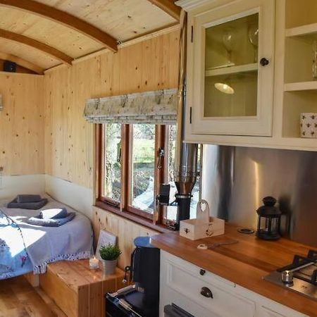 Handcrafted Shepherds Hut Apartamento Toppesfield Exterior foto