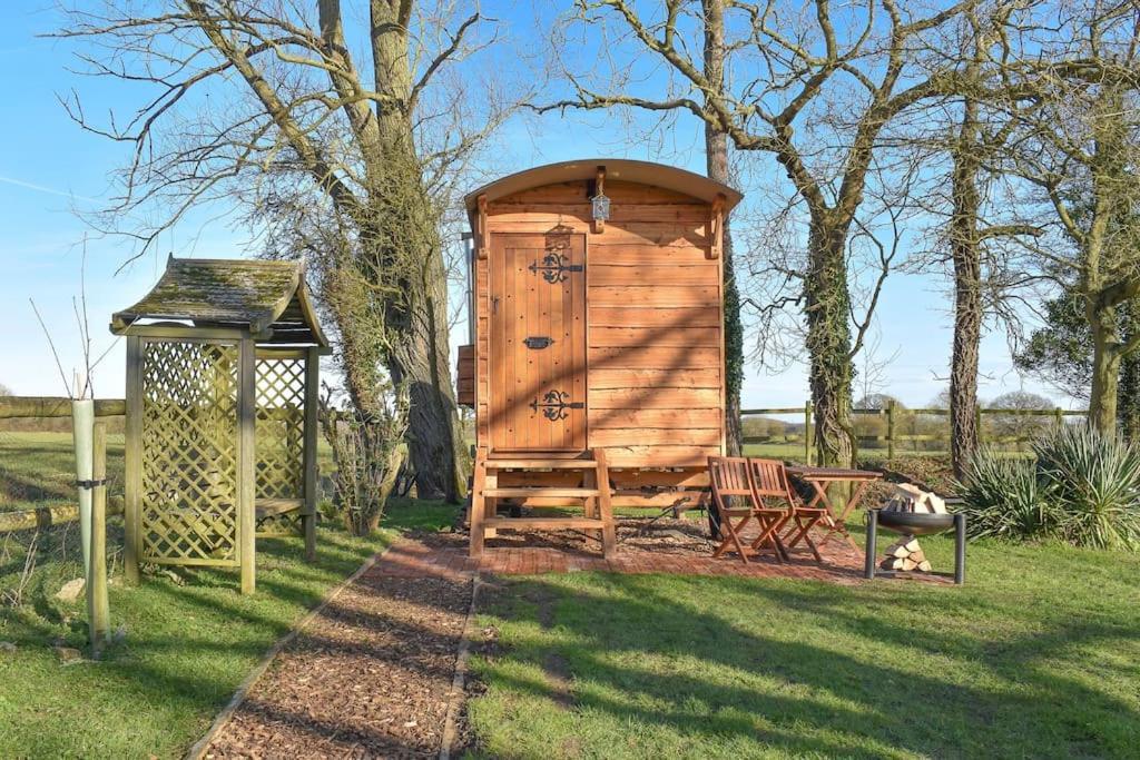 Handcrafted Shepherds Hut Apartamento Toppesfield Exterior foto